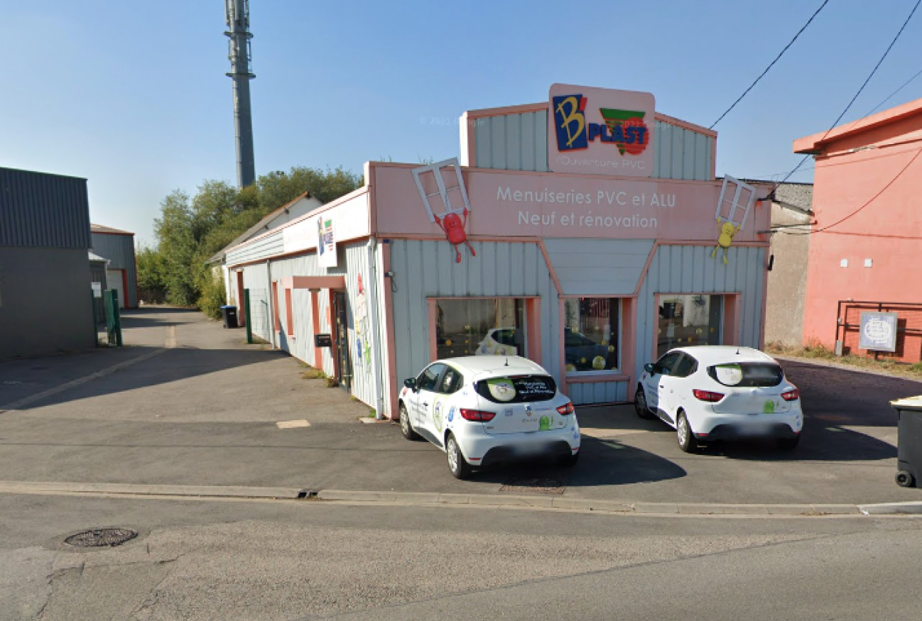 Façade de B'Plast menuiserie à Saint-Nazaire