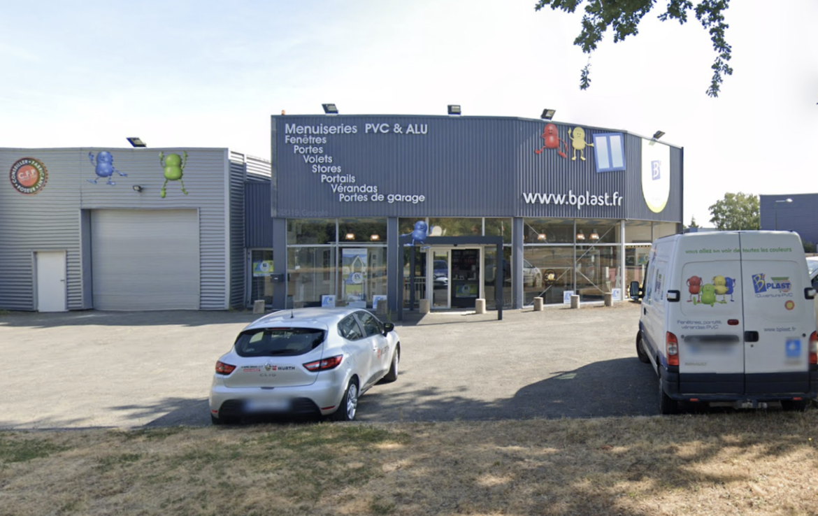 Façade agence B'Plast menuiseries Le Mans