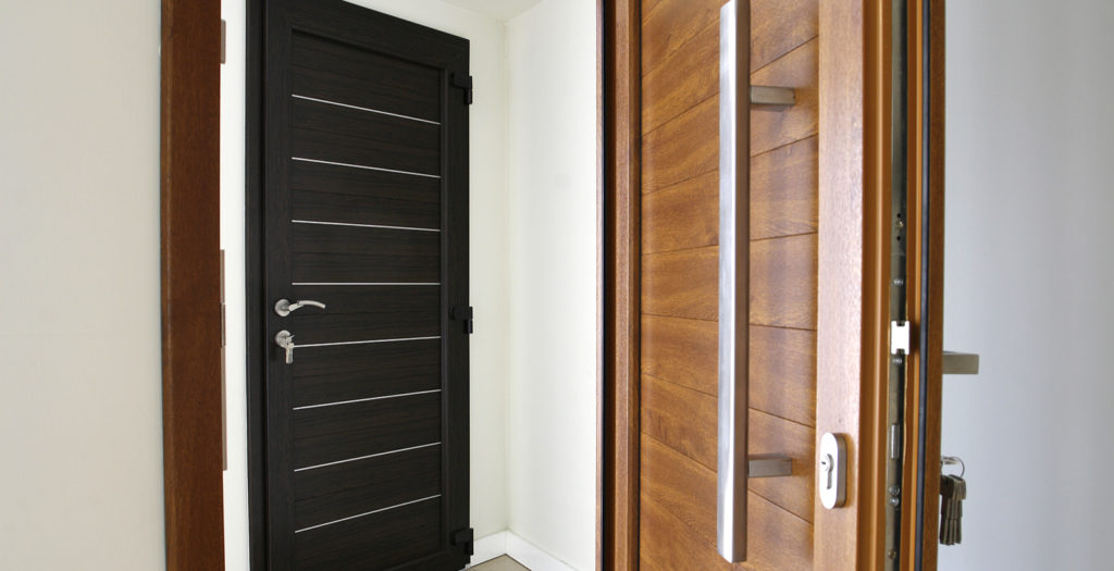 Deux exemples de portes d'entrée PVC en teintes bois