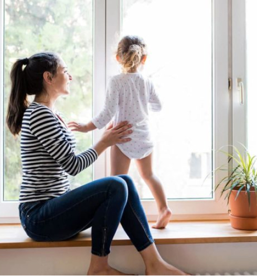 Une mère et sa fille à la fenêtre