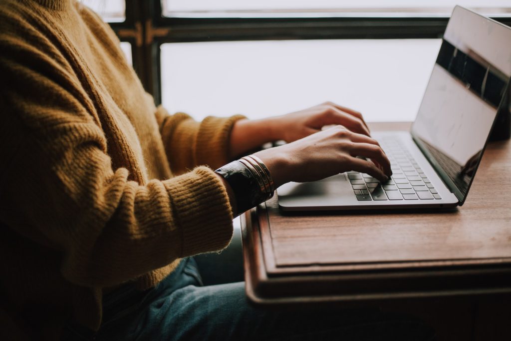 femme laptop