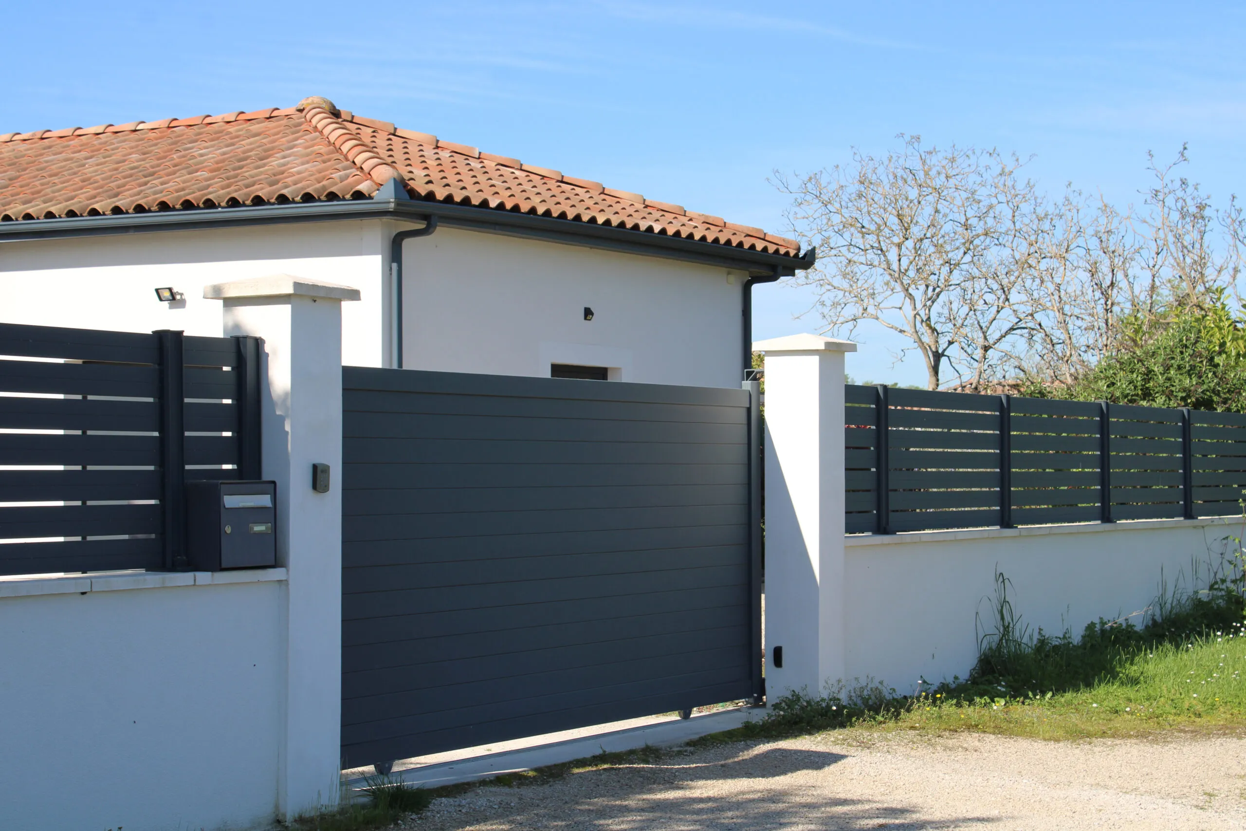 Portail de maison automatique coulissant noir et barrière brise vue
